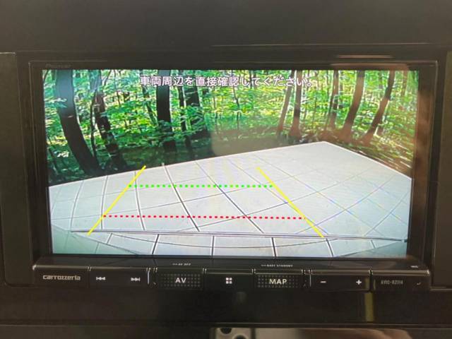 【バックカメラ】駐車時に後方がリアルタイム映像で確認できます。大型商業施設や立体駐車場での駐車時や、夜間のバック時に大活躍！運転スキルに関わらず、今や必須となった装備のひとつです！