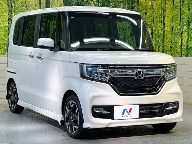大好評のボディコーティング「弾スプラッシュコート」もご納車までに施工可能。通常のガラスコートと異なる、耐久年数6年の無機質ガラスコーティングが、ボディをキレイな状態に保ってくれます。