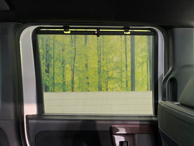 【ロールシェード】日差しや車外からの光が眩しいときにサッと引き出して使える、ロール格納タイプのサンシェードを装備。後席に乗ったお子様がウトウトしだした時など、ぜひご活用ください♪