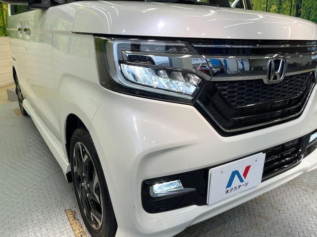 【LEDヘッドライト】悪天候や夜間走行時も良好な視界を確保し安心して運転できる高輝度LEDヘッドライトを装備！点灯速度が早く、消費電力も抑えられています。