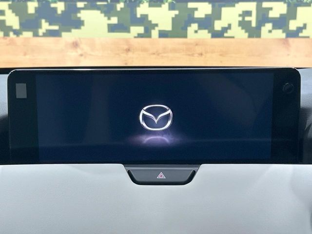 【12.3インチマツダコネクト】車内の雰囲気にマッチした大型ディスプレイ。スマホ接続でのナビ使用やBluetooth再生等、様々な機能が楽しめます。直感的なダイヤル操作が可能で、使い勝手も良好です。