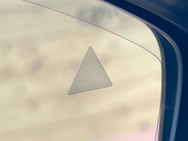 【ブラインドスポットモニタリング】走行中、ドアミラーの死角になりやすい箇所に後続車が接近するとサイドミラー付近に警告を表示、ドライバーに注意喚起をしてくれます。