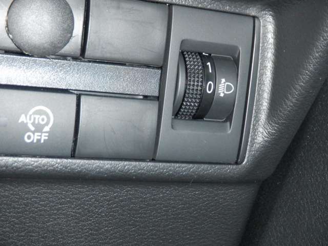 対向車への思いやり。ヘッドライトの光軸の調整ができる、マニュアルレベライザー付です！