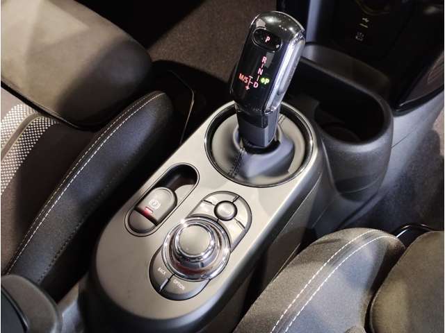 ミニ独特のゴーカートフィーリングと呼ばれる軽快なハンドリングはAT車、MT車のどちらでも楽しめます。