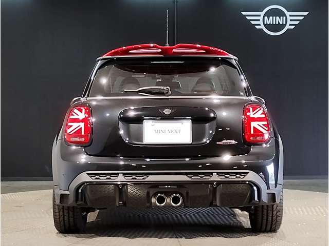 後ろからみても直ぐにMINIだとわかる丸みを帯びたデザインでございます。