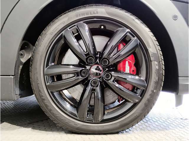 MINI純正アルミホイールです。納車時にはアルミホイールコーティングも承っております！是非ご検討下さいませ。