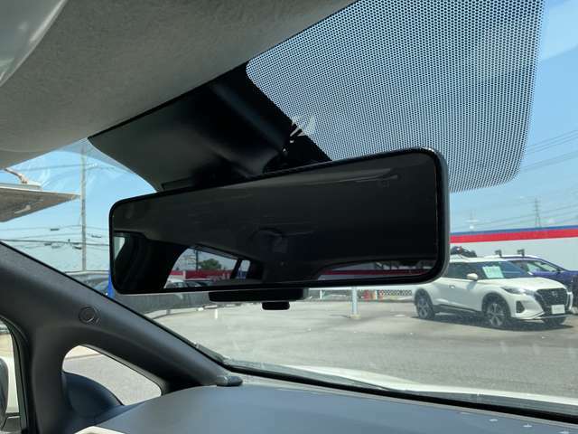 スマート・ルームミラーは、車両後方のカメラ映像をミラー面に映し出すので、同乗者や荷室に積んだ大きな荷物などが写り込んで見にくくなりがちな車内状況や、天候などに影響されずいつでもクリアな後方視界