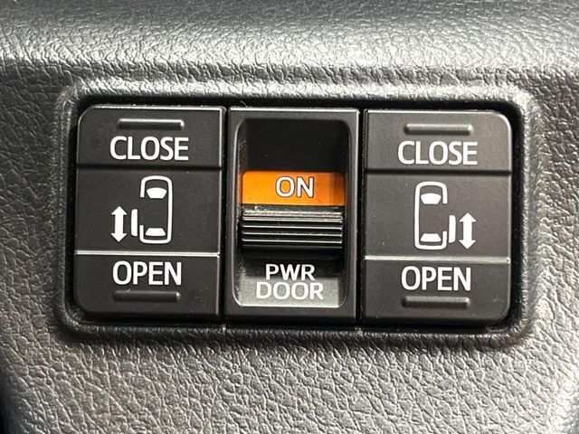 【両側パワースライドドア】スマートキーや運転席のスイッチで後席両側スライドドアの開閉が可能♪電動だから力を入れてドアを開ける必要が無く、小さなお子様でも簡単に開け閉めでき快適です♪