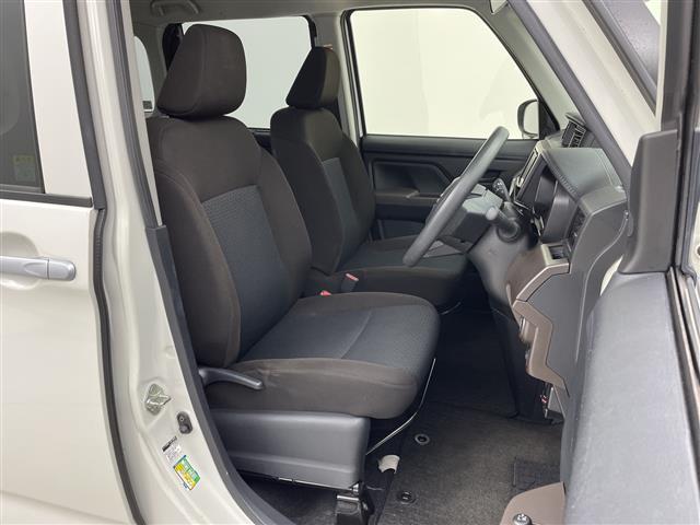 【運転席】座り心地が良いシートなので長時間の運転でも快適にお過ごしいただけます。新品のフロアマットのご注文も可能です。掲載箇所以外にご希望の写真がございましたらお気軽にお問い合わせ下さい。