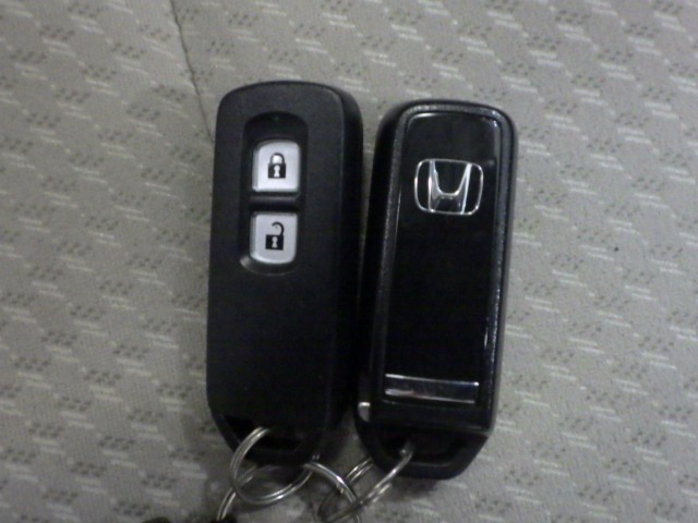 スマートキー付！キーを取り出さなくてもドアロックの施錠・開錠、エンジンの始動が出来ます！雨の日や荷物の多い日にとても便利ですね♪