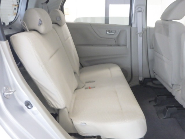 リアシートもゆったり快適に座っていただけますので、後部座席にお乗りの大切な方も楽しくドライブに参加していただけます。