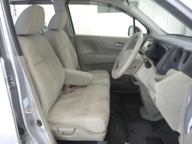 すわり心地の良い運転席・助手席です。長時間のドライブの疲れ軽減に貢献します。どうぞ快適なドライブを♪