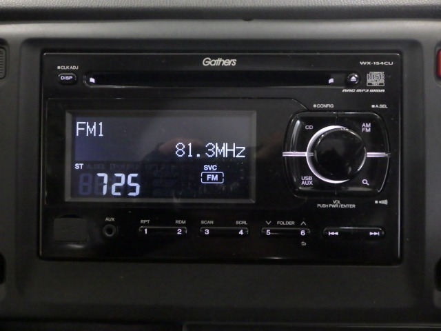 センターパネルにスッキリと収まった純正オーディオ（CD再生AM/FMチューナー）です！お気に入りの音楽・ラジオを聴きながら楽しいドライブをお楽しみくださいね♪