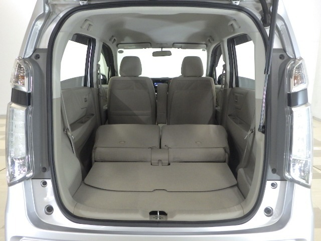 リアシートを倒せば広々荷室の出来上がり♪アレンジ次第でさまざまな荷物が積み込めますよ。