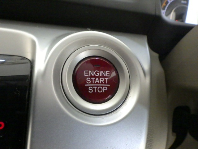 自然に手が届き、操作性の良い赤いボタンでエンジンスタート！！
