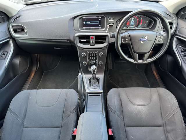 車内はご覧の通り清潔感のある室内でございます♪スイッチ類などもシンプルな操作のしやすいものですので機械が苦手な方でも安心ですね♪もちろん禁煙車なので煙草の匂いや焦げ跡はございません♪