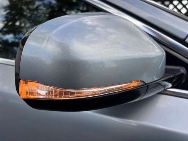 ミラーウィンカーがついておりますのでドレスアップ効果はもちろんの事、対向車からの視認性を向上させる役割もございます♪右折・左折する際に歩行者などにも見え危険を知らせることができ安全性も高くなりますね♪