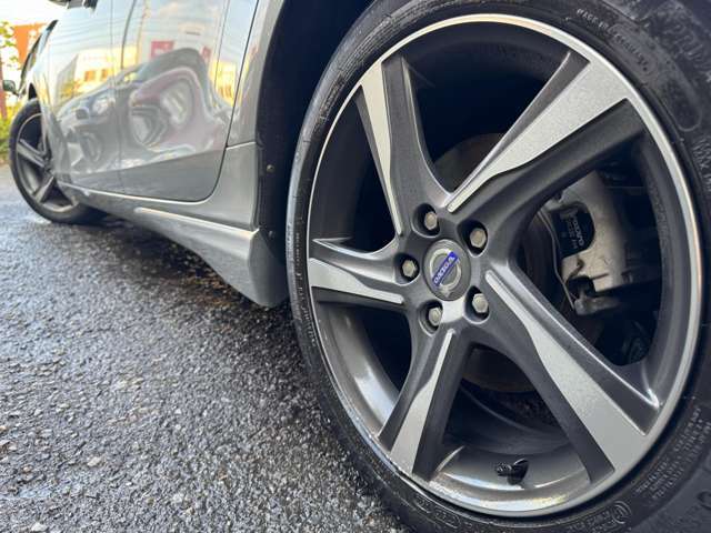 ボディとマッチした純正アルミ装着車となっております♪ガリキズやブレーキダスト等の汚れも少なくキレイな状態です♪車は足元からと言葉がピッタリな車両です♪夏・冬タイヤのご相談もお気軽にお申し付けください♪
