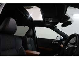 電動パノラマサンルーフ　フロント側は、チルト＆スライド可能