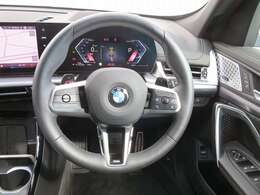 ◆インスツルメントパネルやインテリアトリムなどは、調和しなが洗練された室内を作り上げ、スイッチ類によって、優れた操作性をも実現。ドライバーの視線や動線を考え、人間工学に基づきデザインされています◆