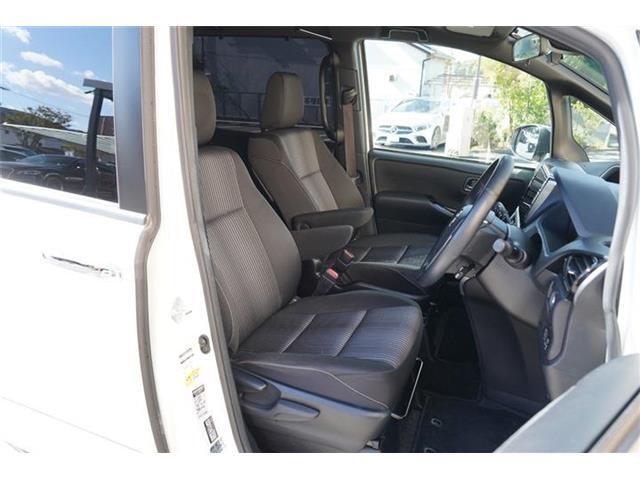 運転席にはシートリフター・アームレスト装備で快適なドライブをサポートしてくれます☆シートコンディション良好です☆