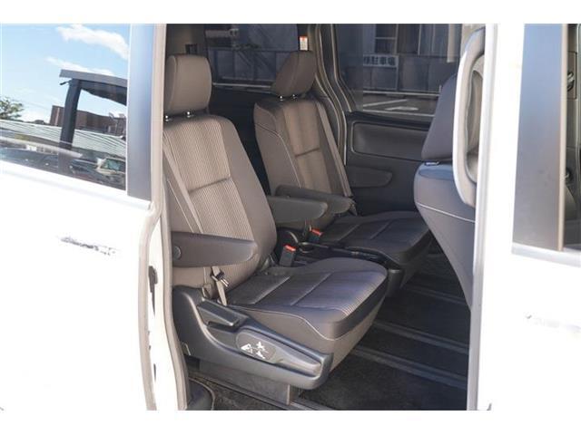 アームレスト付キャプテンシート装備☆折畳式サイドテーブルも装備☆シートコンディション良好です☆