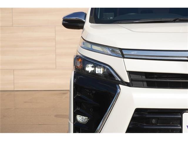 メッキ加飾付LEDクリアランスランプ・ブラック加飾付LEDヘッドライト装備☆オートライト機能付☆夜になったり、トンネルに入ったりなどセンサーが暗くなったことを感知するとライトが自動で点灯してくれます☆