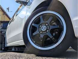 見た目もオシャレなブラックホイール装備です！！