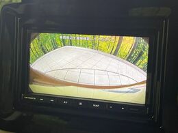 【バックカメラ】駐車時に後方がリアルタイム映像で確認できます。大型商業施設や立体駐車場での駐車時や、夜間のバック時に大活躍！運転スキルに関わらず、今や必須となった装備のひとつです！