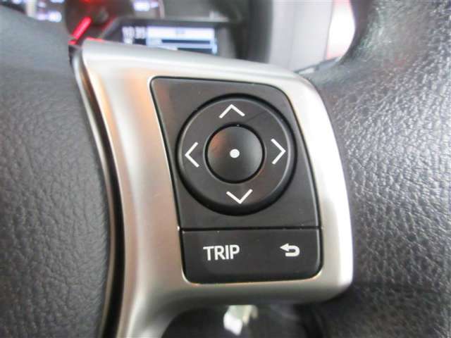 ステアリングスイッチ　ステアリングから手を放さずに操作できるので、運転に集中できます。