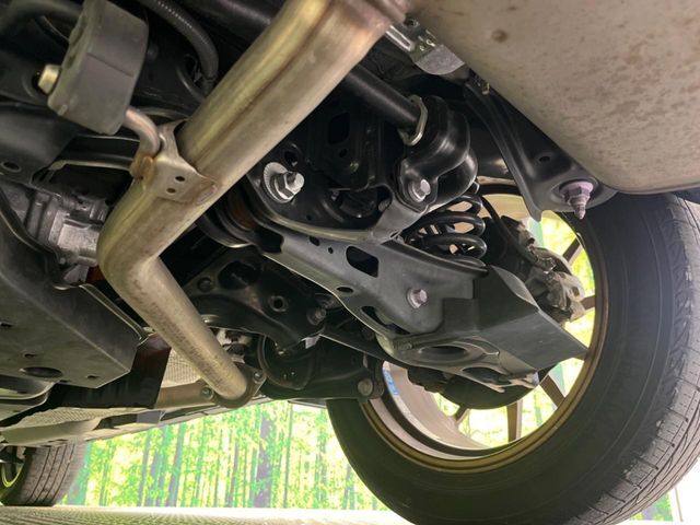 お車を安心してお乗りいただく為には、足回りの定期点検が欠かせません。サービスサポート（有償保証）では無料点検もご提供しており、安心のカーライフをお過ごしいただけるサポート体制が整っています。