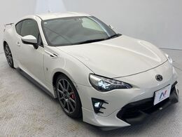 【TRDエアロ】人気のTRDエアロを装備！クルマの外観がよりスタイリッシュになり、街中で存在感あふれる1台に♪将来買い替える時にもリセールに影響しやすく、価値ある人気の装備です！