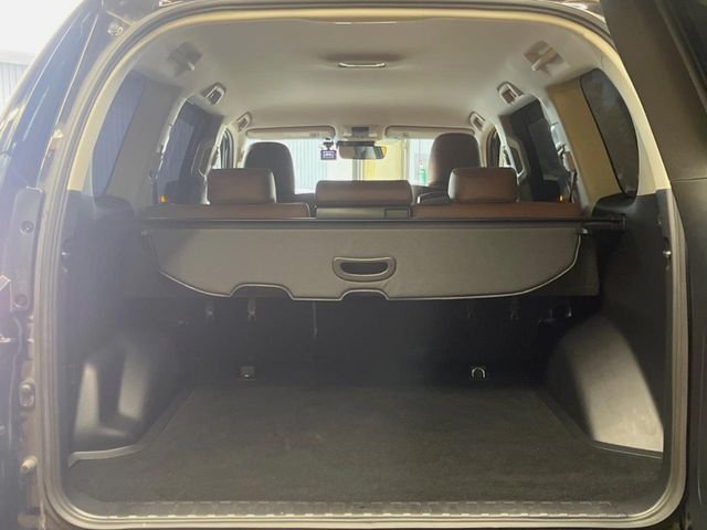 【トノカバー】デッキに積み込んだ荷物を雨風や盗難のリスクから守るトノカバーを装備。気兼ねなく荷物を積み込んでお使いいただけます。