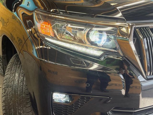 【LEDヘッドライト】悪天候や夜間走行時も良好な視界を確保し安心して運転できる高輝度LEDヘッドライトを装備！点灯速度が早く、消費電力も抑えられています。