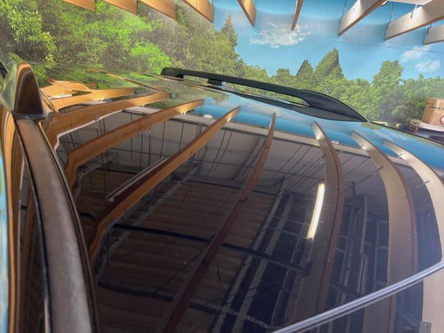 【ルーフレール】外観の魅力を引き立てるとともに、ウィンタースポーツや釣り、ロードバイク等で使う各種ギアを積むキャリア取り付けベースに！アクティブなカーライフを楽しむには必須の装備ですね！