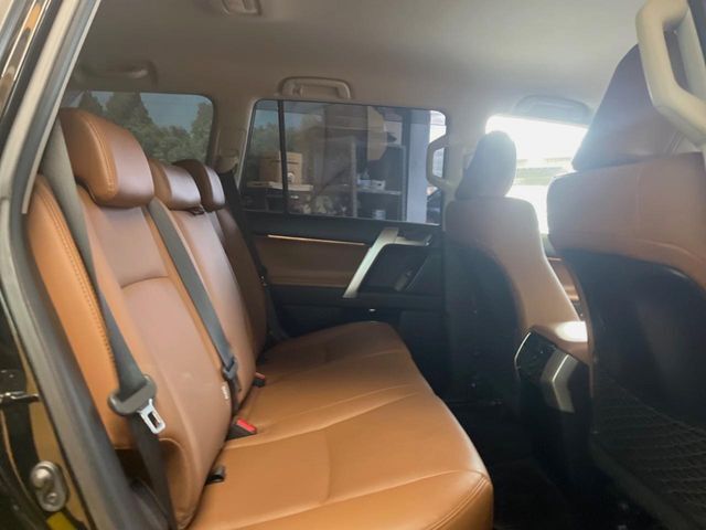 後部座席も気になるようなキズ・汚れやへたり等、大きなダメージはなく、良好な状態です。