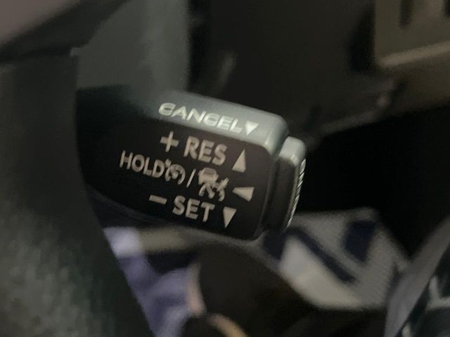 【レーダークルーズコントロール】高速道路での長距離走行が楽に！！自動で速度を保つクルーズコントロールが、衝突軽減システムと連携し、前方の車両を感知して車間を保つように速度調節してくれます！！