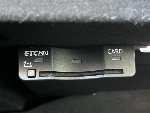 【ETC2.0（DSRC/ITSスポット）】ETCカードを挿入すれば料金所はノンストップで通過できます。ETC限定の割引や、高速道路の情報提供サービスを利用できます。