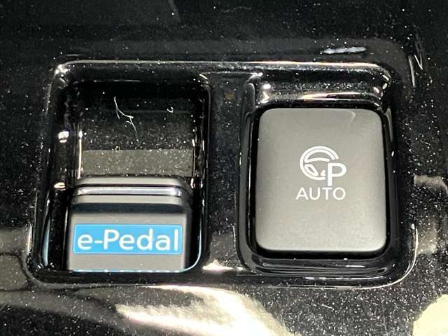 【e-Pedal】アクセルペダルだけで加速、減速、停止までができるので足の踏み変えなく運転できます