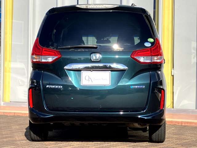 コーティングを施工させて頂きますと、ボディー全面を機械で磨く為小傷が消える、又は薄くなり、大変きれいになります。お車のお手入れも水洗いのみで良く、ワックスがけも不要です。是非ともご検討くださいませ。