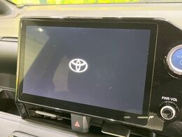 【10型ディスプレイオーディオ】視認性が高いディスプレイ付きオーディオを装備♪操作性も良好で直感的なソース選択が可能です。