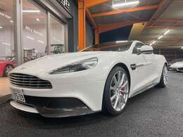 V12ヴァンキッシュからフルカーボンボディとなり大きな進化を遂げたアストンマーティンフラッグシップモデルです！