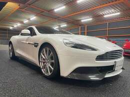 アストンマーティン初のフルカーボンボディのフラッグシップモデル「ヴァンキッシュ」入庫しました！ボディーカラーはオプションカラーのモーニングフロストホワイトです！