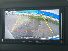 【バックカメラ】駐車時に後方がリアルタイム映像で確認できます。大型商業施設や立体駐車場での駐車時や、夜間のバック時に大活躍！運転スキルに関わらず、今や必須となった装備のひとつです！