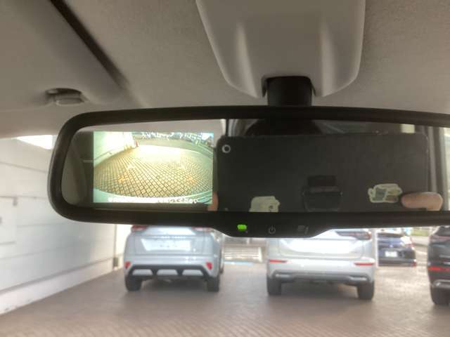リヤビューモニター付ルームミラー装備！シフトを「R（後退）」に入れると、車両後方の映像をルームミラーに表示。後退時のステアリング操作の目安となるラインも表示し車庫入れをサポートします。