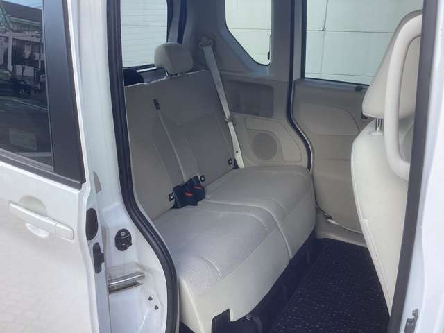 左右分割でのスライド＆リクライニングができるリヤシート♪足を組んでもラクラク座れます！