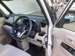 大きなベンチシートで足元もヒロビロ■大型シートで座り心地は快適♪中央にはアームレストが付いてゆったりドライブ♪　シートヒーター（運転席＆助手席）装備(*^-^*)