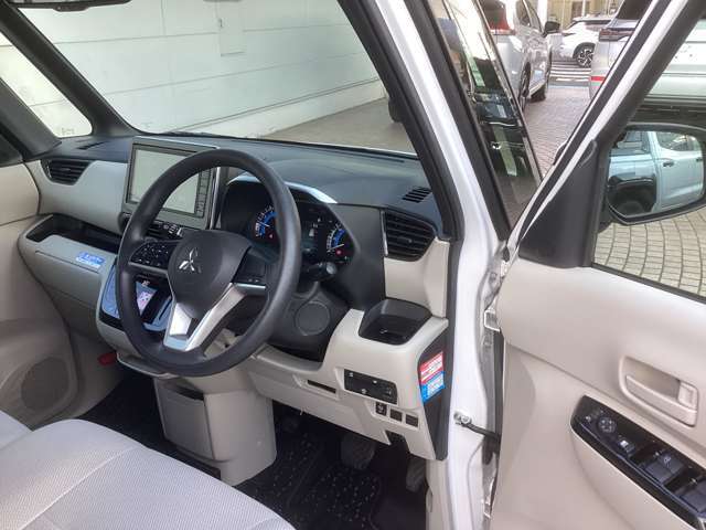 大きなベンチシートで足元もヒロビロ■大型シートで座り心地は快適♪中央にはアームレストが付いてゆったりドライブ♪　シートヒーター（運転席＆助手席）装備(*^-^*)