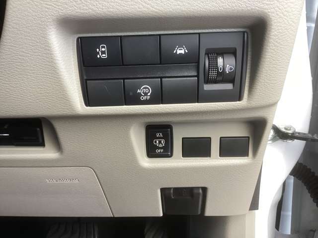 助手席側ハンズフリーオートスライドドア(^^♪荷物などで両手がふさがっていても、スマートキーを携帯している状態で、助手席側スライドドアの下に足先をスッと入れてサッと引くだけで、ドアが自動で開閉します。