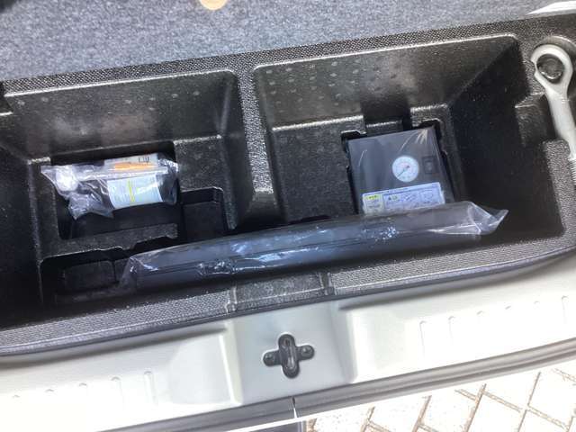 ラゲッジアンダーボックス付きラゲッジルーム/パンク応急修理キット（スペアタイヤ・ジャッキはありません）